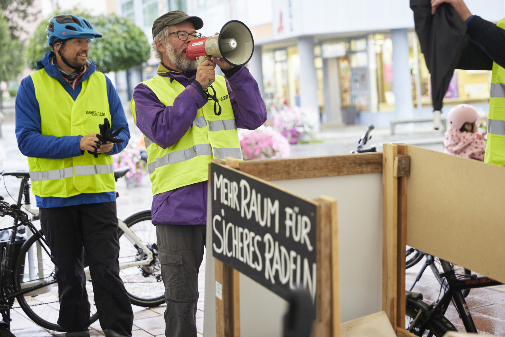 Zwei Männer fordern sicheres Rad fahren