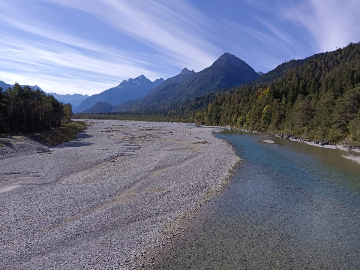 Der Fluss Lech nach der Revitalisierung mit Schotterbank
