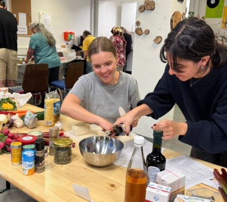 2 Frauen kochen gemeinsam nach Rezept