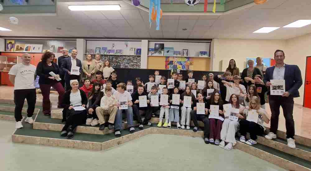 Gruppe von Leuten vor den Sonnenkollektoren