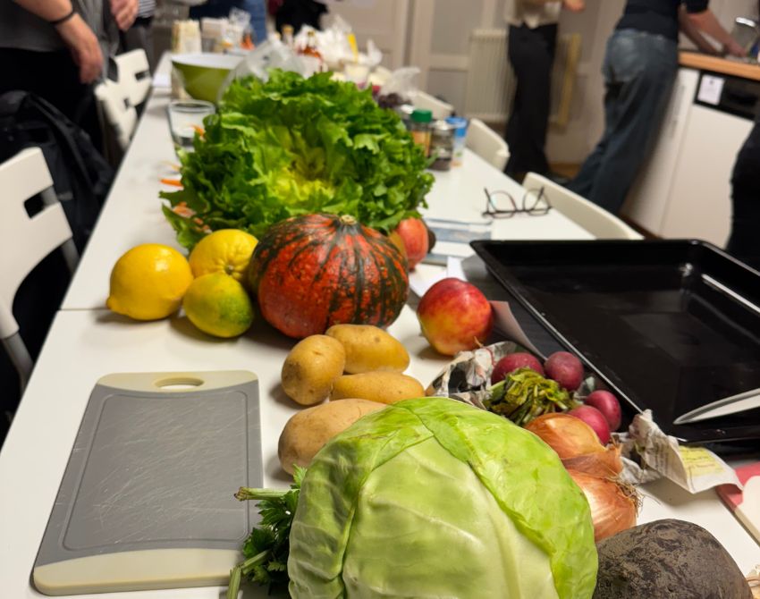 Buntes Gemüse an langer Tafel