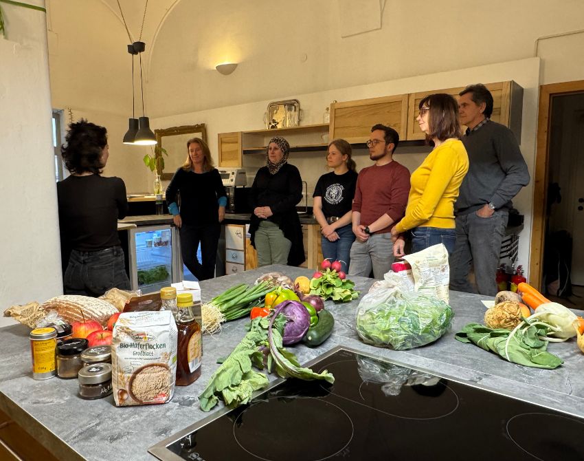 Menschen hinter buntem Gemüse