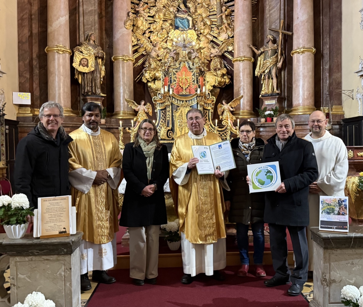 v.l.n.r. DI Georg Spiekermann, KBOÖ, P. Paulraj Ramaiyan bacc. OSFS, Verantwortlicher „Liturgie“, Maria Moucka, Verantwortliche „Gemeinschaft“, AK Schöpfungsverantwortung, Mag. P. Johann Ring OSFS, Verantwortlicher „Verkündigung“, AK Schöpfungsverantwortung, Ilse Rothbauer, PGR, AK Schöpfungsverantwortung, Anton Buchgeher, PGR, AK , Schöpfungsverantwortung, Mag. Matthias List, Pastoralvorstand Pfarre Urfahr – St. Junia,