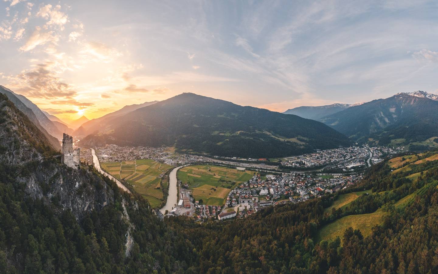Panorama Talkessel Landeck bei Sonnenuntergang