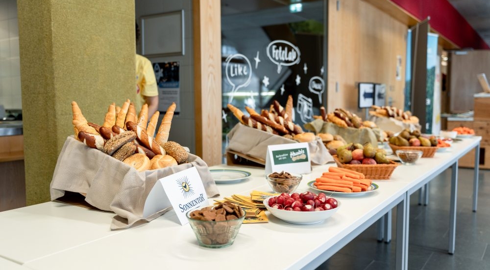 Buffet mit frischem Brot, Obst und Gemüse