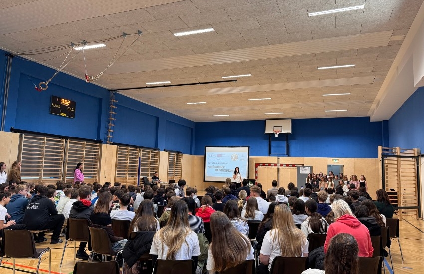 Turnsaal mit ca 150 Personen