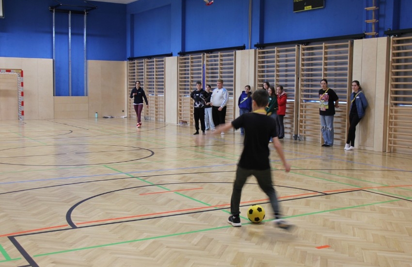 Kind schießt in Turnsaal auf Fußball