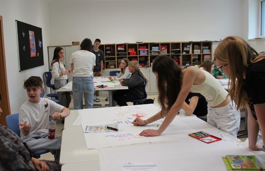 Kinder malen auf Papier