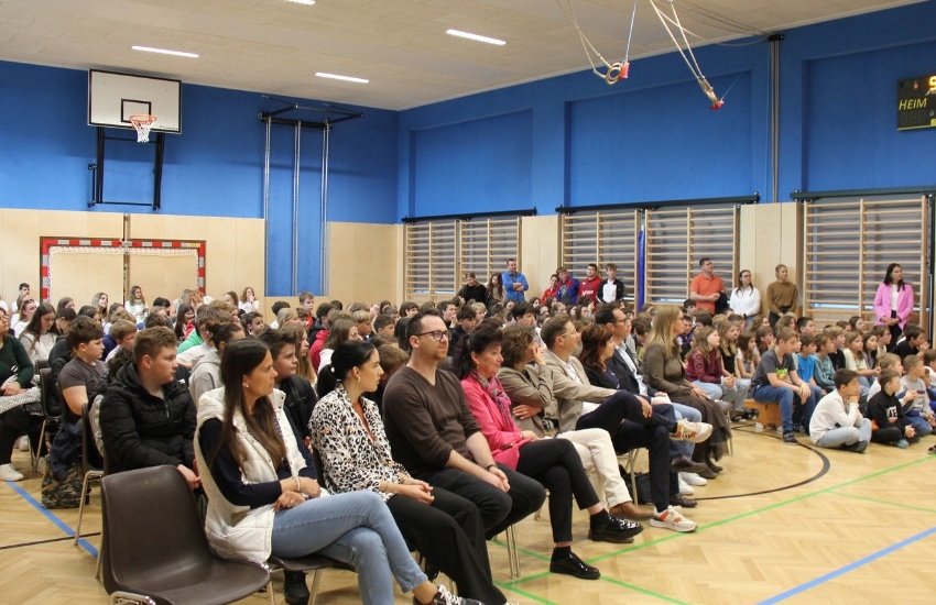 Voller Turnsaal aus Sesselreihen