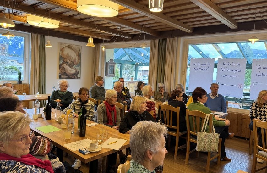 mehrere ältere Menschen hören interessiert dem Vortrag zu