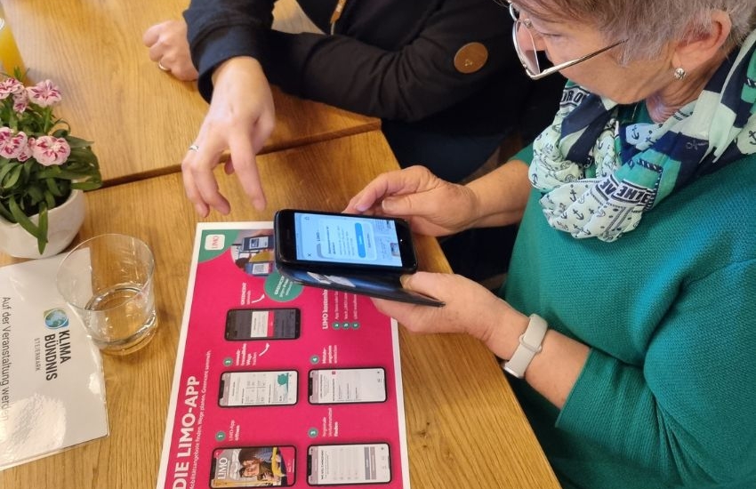ältere Frau beim Herunterladen der Limo-App
