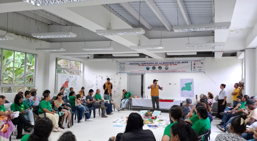 mehrere Menschen hören interessiert bei Vortrag zu