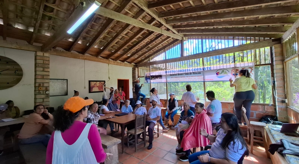 Frauen und Männer sitzen zusammen reden, diskutieren bereiten den Raum vor