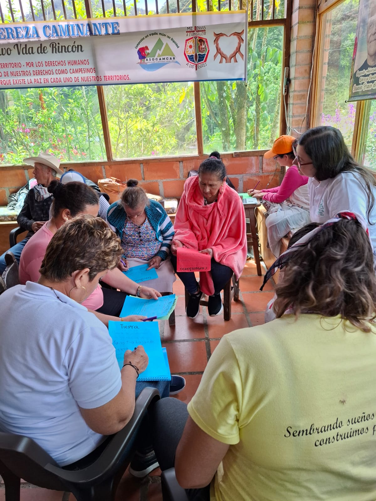 sechs Frauen sitzen zusammen reden und schrieben Dinge auf bunte Zettel auf