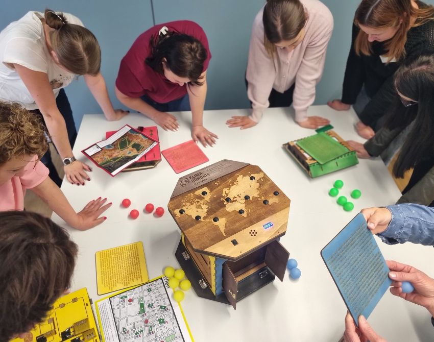 Teilnehmerinnen lösen knifflige Aufgaben