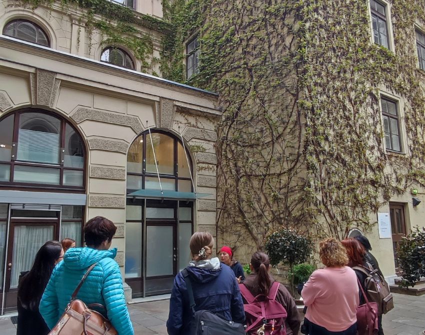 Teilnehmerinnen hören interessiert dem Klimarundgang zu