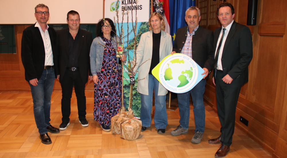 Bei der Generalversammlung von Klimabündnis Tirol wurden Landeck und Pfunds als Jubiläumsgemeinden geehrt. Von links: Klimabündnis-Geschäftsführer Andrä Stigger, Vizebürgermeister Thomas Hittler, Sabine Walter, Bürgermeisterin Melanie Zerlauth, Vizebürgermeister Werner Mair und Landesrat René Zumtobel.