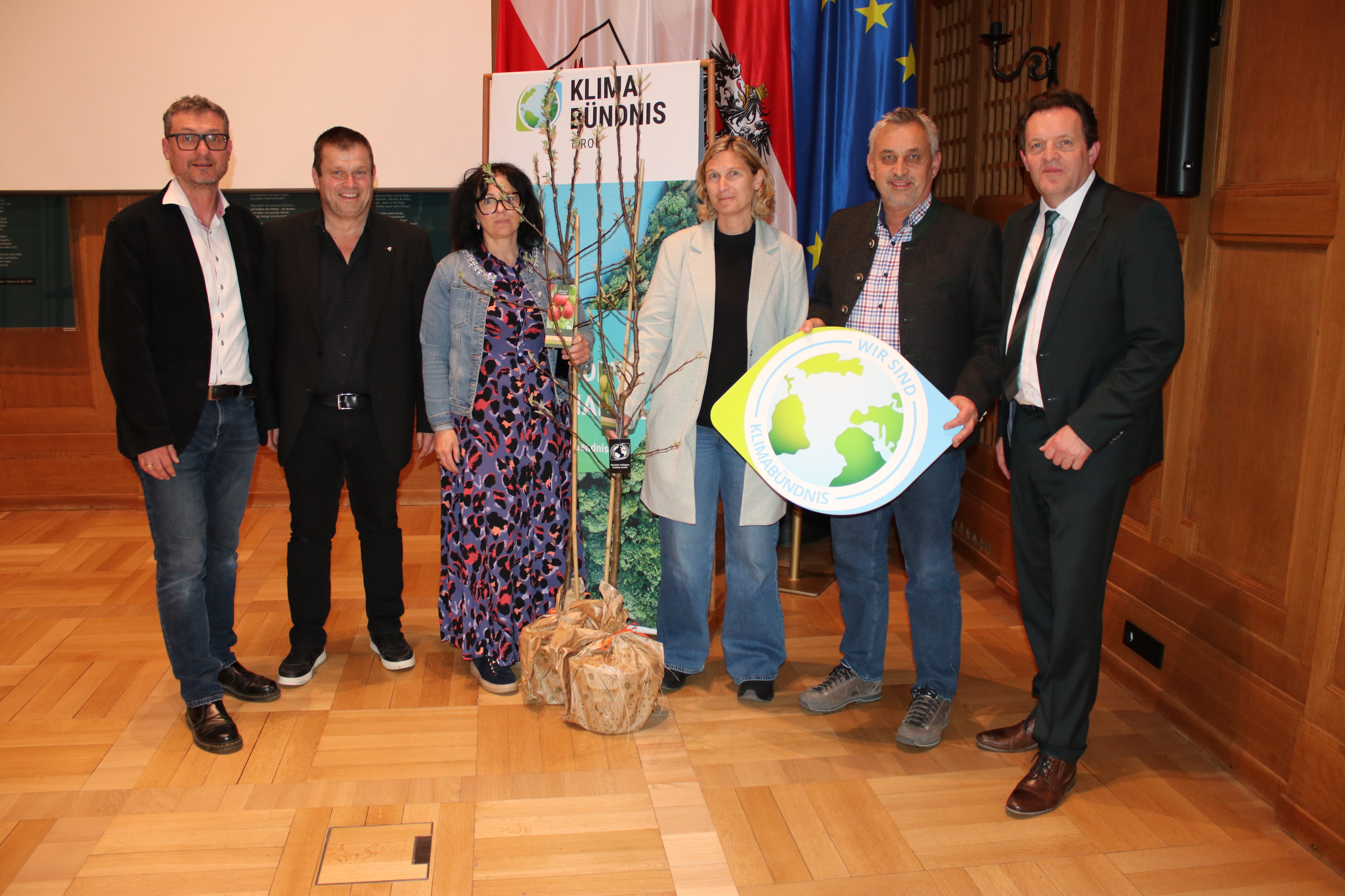 Bei der Generalversammlung von Klimabündnis Tirol wurden Landeck und Pfunds als Jubiläumsgemeinden geehrt. Von links: Klimabündnis-Geschäftsführer Andrä Stigger, Vizebürgermeister Thomas Hittler, Sabine Walter, Bürgermeisterin Melanie Zerlauth, Vizebürgermeister Werner Mair und Landesrat René Zumtobel.
