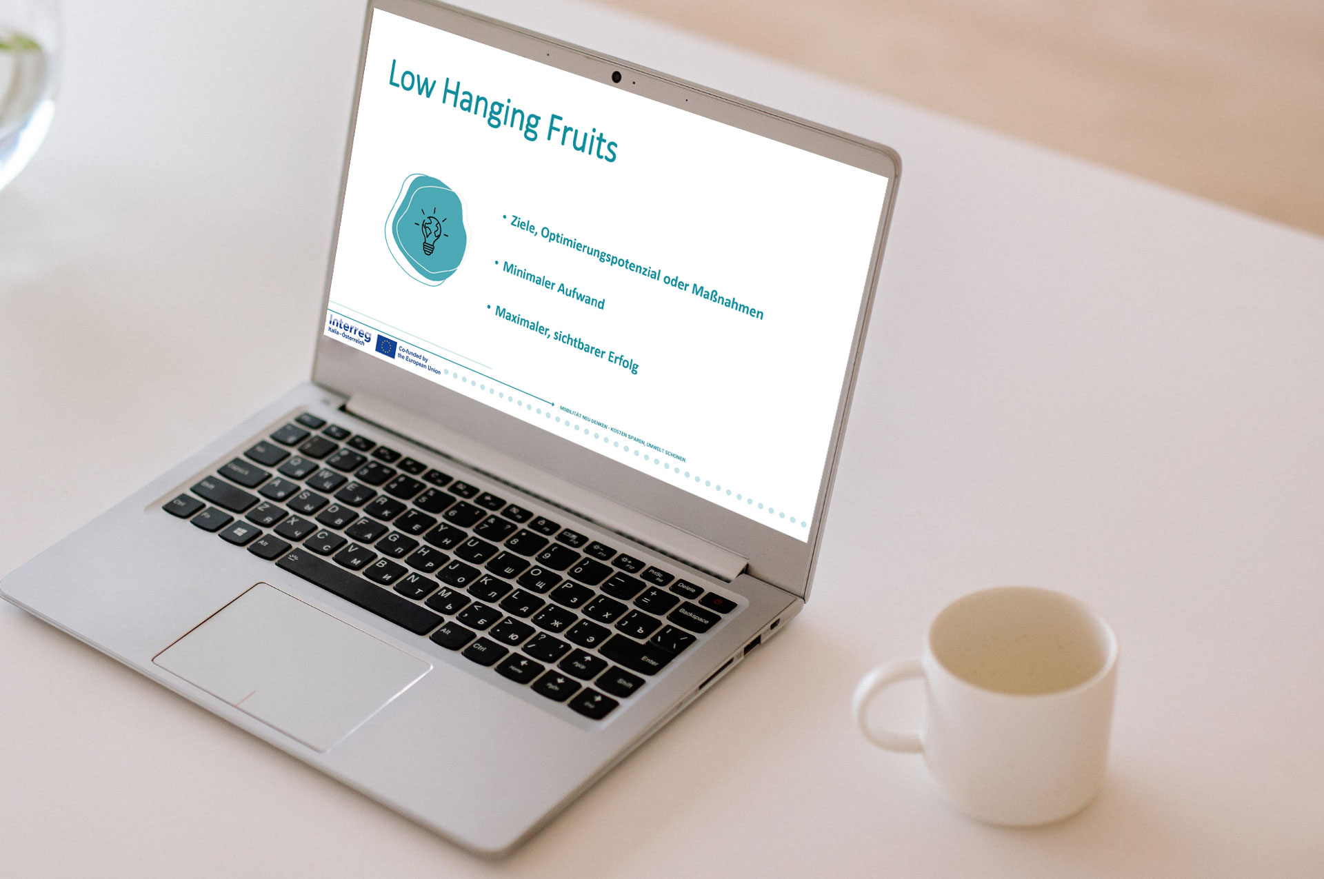 geöffneter Laptop mit Powerpoint Präsentation