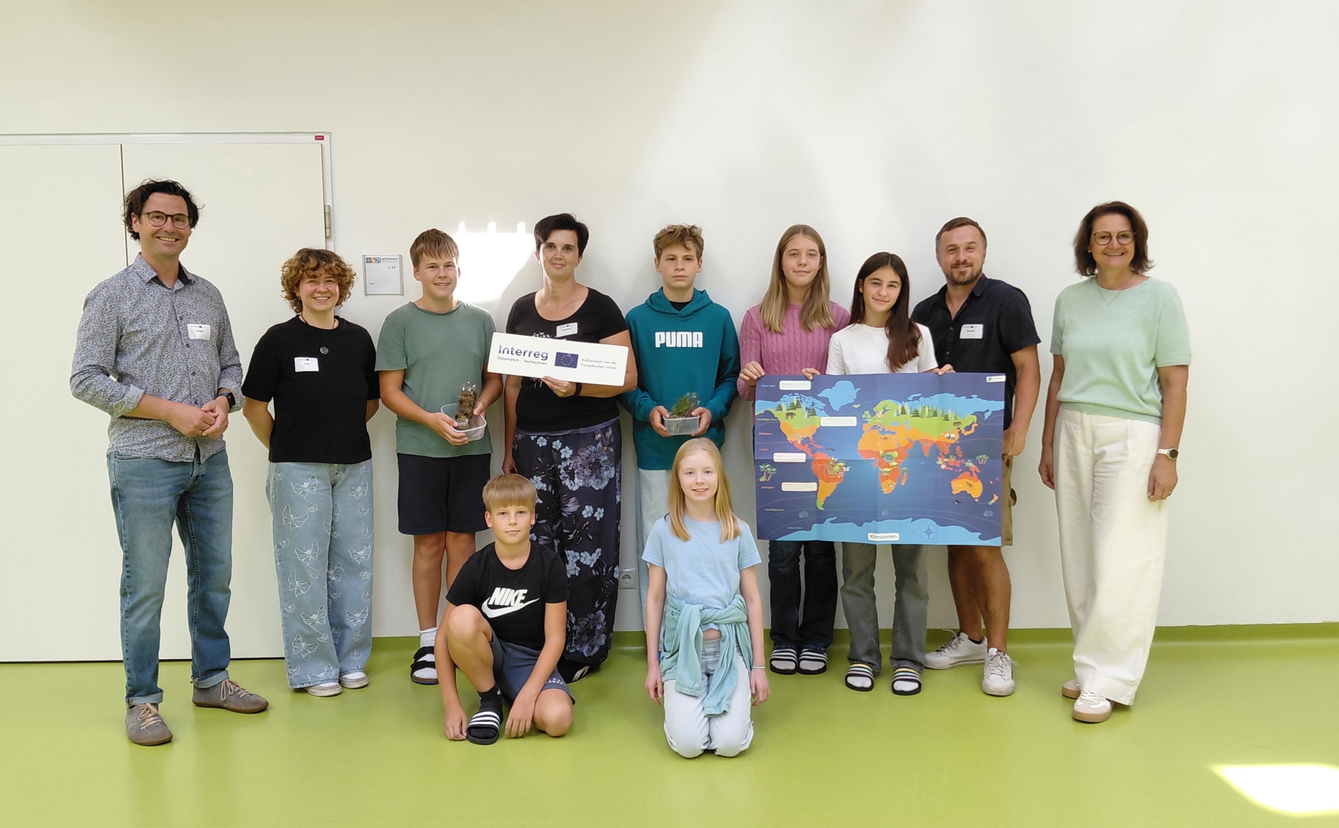 Am Bild v.l. Gregor Danzinger (KLAR! Retzer Land), Anna Weber (Klimabündnis NÖ), Nico Wustinger, Michaela Hemzová (MAS Tresko), Anton Hebenstreit, Jasmin Vorwalder, Valerie Prügelhof, Zdeněk Bohutínský (Energieagentur Vysocina)